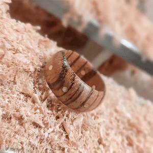 Atelier Bijoux en bois à la main